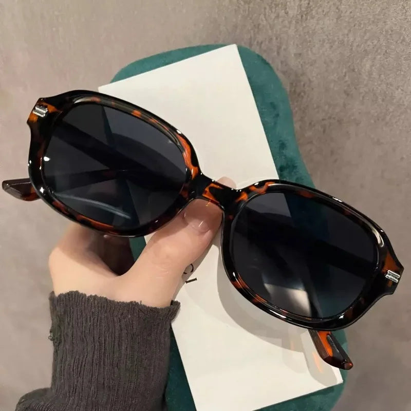 Tortoise Square Oversized Sunglasses With Uv Protection on  display picture 2