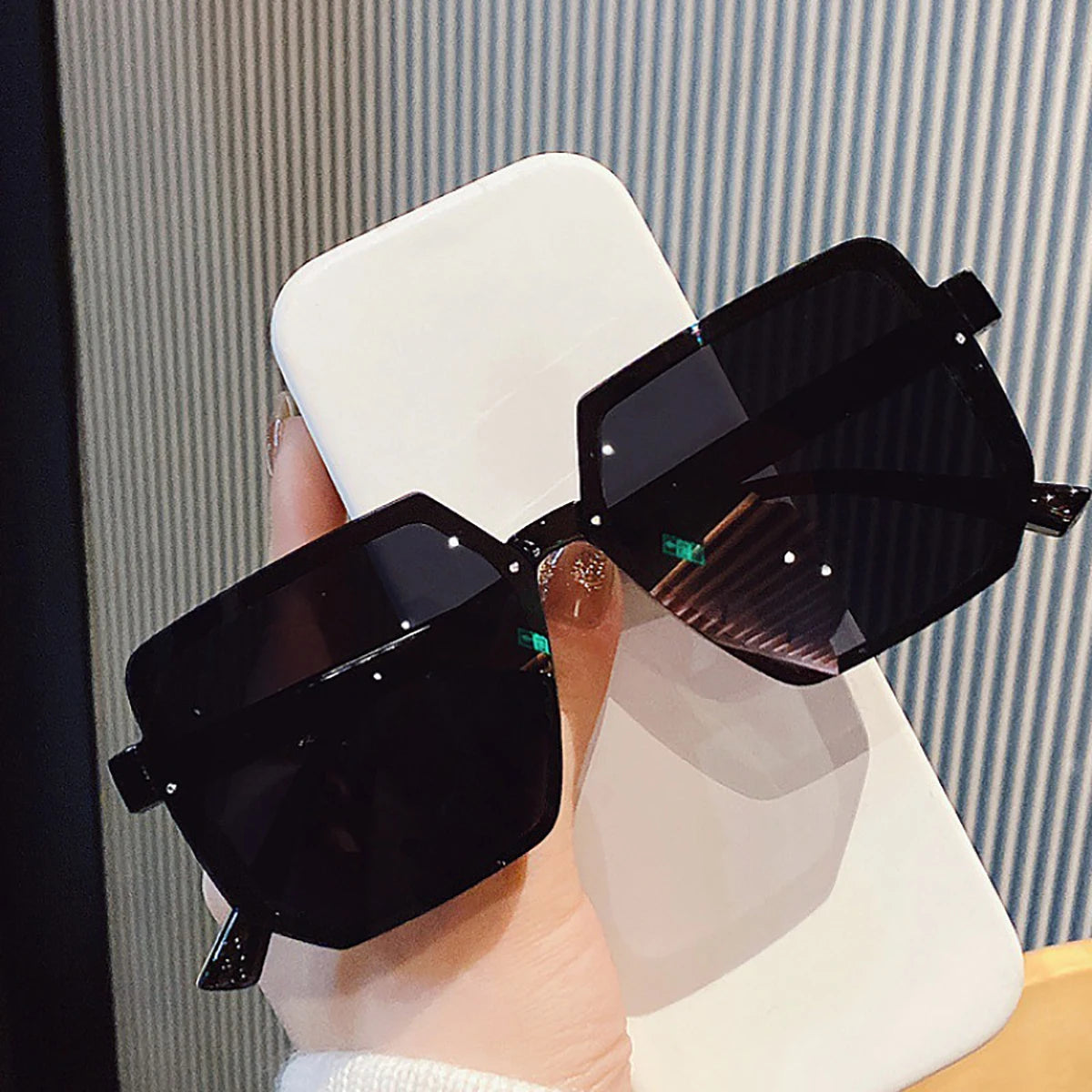 Oversized Square Sunglasses with UV Protected Lenses Trendy Square Oversized Sunglasses | Women main image 3