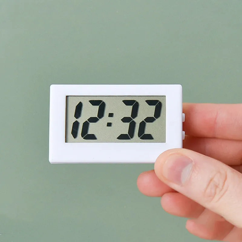 Compact Digital Clock With Large Easy-read Display on Luulla
